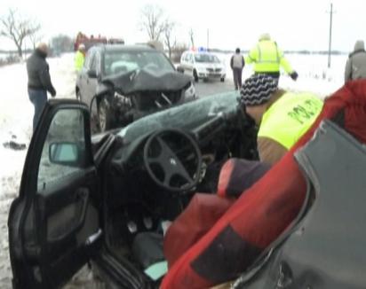Un tânăr de 24 de ani a murit în urma unui accident între un BMW şi un VW Tiguan (FOTO)